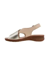 Sandalias de cuero con diseño de tiras cruzadas, una en tono dorado metalizado y otra en tono beige. Cuenta con cierre de hebilla lateral y suela de goma con textura tipo corcho.