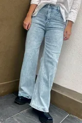 Jean celeste con efecto nevado, de corte wide leg y tiro medio alto.