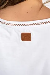 Remera blanca de algodón peinado, manga corta y escote en V con terminación de encaje calado.