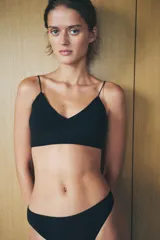 Tanga de tiro medio color blanco hueso, confeccionado en tejido sin costuras (seamless) con modal.