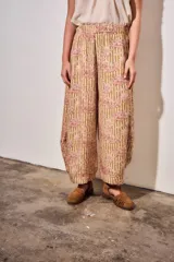 Babucha fluida de tiro alto con cintura elástica, diseño de rayas combinadas con estampado tipo toile de jouy en tonos beige y rojo.