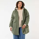 Parka de color verde militar con acabado repelente al agua, diseño de corte holgado, capucha integrada y forro interior de efecto borreguito. Cuenta con cierre frontal de cremallera y botones a presión, además de bolsillos frontales con solapa.
