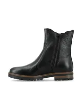 Botin de cuero graneado negro estilo Chelsea con inserciones elásticas laterales, suela track de goma con detalles en madera y talón con tirador.