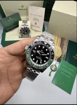 Reloj Rolex GMT-Master Sprite con caja y malla de acero inoxidable, esfera negra, bisel bicolor negro y verde, movimiento automático y cristal de zafiro. Es sumergible.