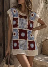 Vestido corto de crochet con diseño de cuadrados estilo granny square en tonos beige, rojo bordó y celeste, de corte holgado y sin mangas.