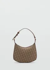 Bolso de hombro tipo hobo con diseño de media luna, confeccionado en material con estampado de monograma repetido. Cuenta con una correa ajustable con hebilla metálica y cierre superior de cremallera.