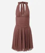 Vestido midi de encaje marrón con diseño halter, escote profundo, cintura ajustada y caída fluida.