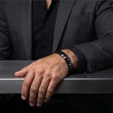 Pulsera de eslabones de acero y cerámica negra con diseño facetado piramidal.