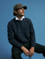 Sweater de punto con cuello redondo y mangas largas, confeccionado en tejido moteado de textura jaspeada.