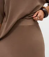 Pollera midi de corte evasé confeccionada en punto, con cintura elástica y caída fluida.