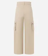 Pantalón de sarga color beige, de corte wide leg, con bolsillos cargo laterales y cintura alta.