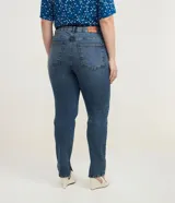 Pantalón de jean corte skinny con cintura media, cierre frontal con botón y cremallera, bolsillos funcionales y detalle de pequeña abertura en el ruedo interno.