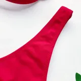 Conjunto de bikini color lila, compuesto por un soutien con aro y tirantes finos regulables, y una bombacha colaless de tiro medio.