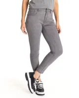 Jeans skinny elasticado color gris, de corte ajustado y tiro medio.