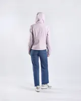 Campera entallada color lila, con capucha fija, cuello alto y cierre frontal completo. Presenta mangas largas y diseño de paneles curvos.
