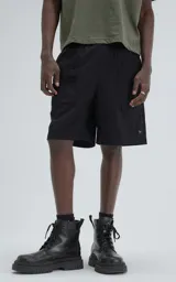 Bermuda técnica color negro, confeccionada en microfibra liviana, con cintura ajustable mediante cinturón integrado. Presenta múltiples bolsillos funcionales, incluyendo un bolsillo lateral con detalle de malla texturizada.