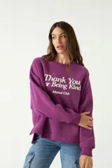 Buzo gris oscuro de algodón y poliéster con calce amplio y estampa frontal en color rosa con relieve.