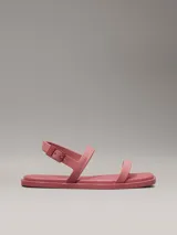 Sandalias Calvin Klein de goma color rosa, con dos tiras en el empeine y tira ajustable en el tobillo.