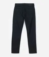 Pantalón de jean negro, modelo slim, con bolsillos laterales.