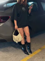 Remera blanca oversize de manga corta, con cuello redondo y diseño gráfico de araña en el pecho.