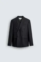Blazer de corte regular fit confeccionada en tejido de lana italiana. Presenta cuello con solapas de pico, cierre frontal de botonadura cruzada, bolsillo de vivo en el pecho y bolsillos con solapa en la cadera.