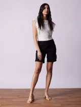 Short blanco de gabardina elastizada, marca Zac & Rachel, con pretina ancha elastizada y bolsillos delanteros.