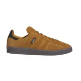 Championes adidas modelo Campus ADV, confeccionados en gamuza color marrón con suela de goma oscura y detalle de etiqueta con logo en el lateral.