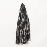 Pashmina rectangular con estampado animal print en tonos gris y negro, con terminaciones desflecadas en los bordes.
