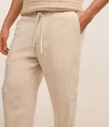 Pantalón masculino de punto flamé color beige, con cintura elástica ajustable con cordón, bolsillos laterales y traseros.