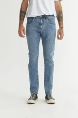 Pantalón de jean celeste de corte slim.