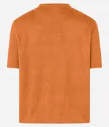 Blusa color marrón confeccionada en gamuza sintética, con cuello redondo y mangas cortas.