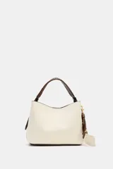 Bolso tipo saca color crudo con cuerpo en tejido canvas, asa corta de mano trenzada en marrón y correa bandolera adicional. Cuenta con cierre de botón imantado y bolsillo interior con cremallera.