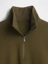 Buzo de algodón con cuello alto y cierre frontal parcial, de manga larga con puños y ruedo acanalados.