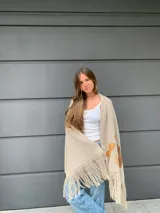 Chal beige con flecos y apliques marrones.