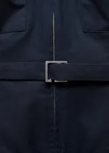 Vestido midi entallado de escote palabra de honor, confeccionado en algodón. Presenta cierre frontal con cremallera, cuatro bolsillos de solapa en la parte delantera, cinturón desmontable con hebilla metálica y abertura en el bajo.