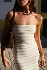Vestido midi azul de punto con detalles metalizados dorados, escote palabra de honor y corte ajustado al cuerpo.
