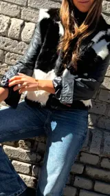 Campera de cuero vacuno negra con detalles en piel sintética blanca con estampado de vaca.