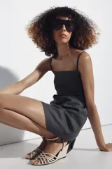 Vestido corto confeccionado en mezcla de lino, color gris oscuro, con escote recto y tirantes finos.