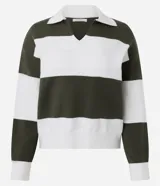 Suéter de punto con diseño de rayas horizontales anchas en color verde oscuro y blanco. Presenta cuello tipo polo con escote en V, mangas largas con puños ajustados y un corte regular.