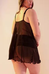 Babydoll negro de microtul y puntilla elastizada, con copa forrada en algodón y tiras cruzadas.