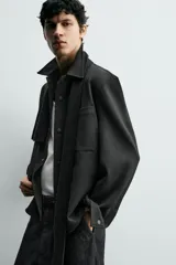 Sobrecamisa de corte regular fit en tejido elástico y transpirable, con cuello solapa, cierre frontal mediante botones a presión y bolsillo de plastrón en el pecho. Presenta mangas largas con puños abotonados y bajo con aberturas laterales.