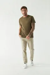 Pantalón chino de corte skinny, color azul marino, con bolsillos laterales y traseros. Se ajusta a la cintura con cinturón.