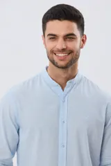 Camisa de lino y algodón color blanco, con cuello mao, manga larga y cierre frontal de botones. Presenta un pequeño logo bordado en el pecho.