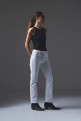 Pantalón de jean blanco de corte recto, tiro medio y diseño clásico con bolsillos traseros.