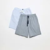 Pack de dos shorts de descanso con diseño de rayas verticales, cintura elástica con cordón de ajuste y bolsillos laterales.