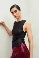 Top sin mangas, de cuello redondo, color marrón oscuro con acabado metalizado y textura acanalada. Calce ajustado al cuerpo.