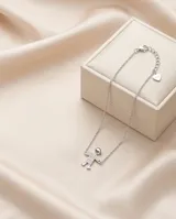 Pulsera de plata italiana 925 con cadena de eslabones y dije central en forma de niño decorado con circonias. Cuenta con cierre de mosquetón y cadena de alargue con pequeño dije colgante en forma de corazón.