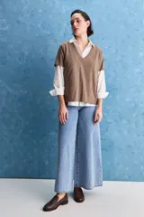 Remera blanca de algodón con escote en V y mangas cortas, de calce amplio y cómodo.