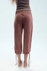 Bermuda larga de algodón con efecto lavado, color bordó, tiro medio y cintura elástica ajustable con cordón. Cuenta con bolsillos de plastrón en el delantero y bajo ajustable con cordones.