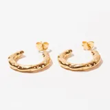 Aros tipo argolla dorados con textura irregular.